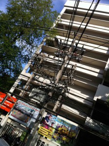 Am geilsten find ich die abenteuerlichen Elektroleitungen überall.