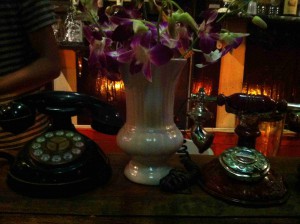 Retrotelefone und Orchideen als Deko.