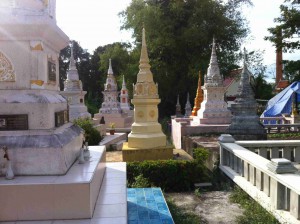 Ein Friedhof auf einer Tempelanlage. Wat irgendwas. Entschuldigt meine Unwissenheit.